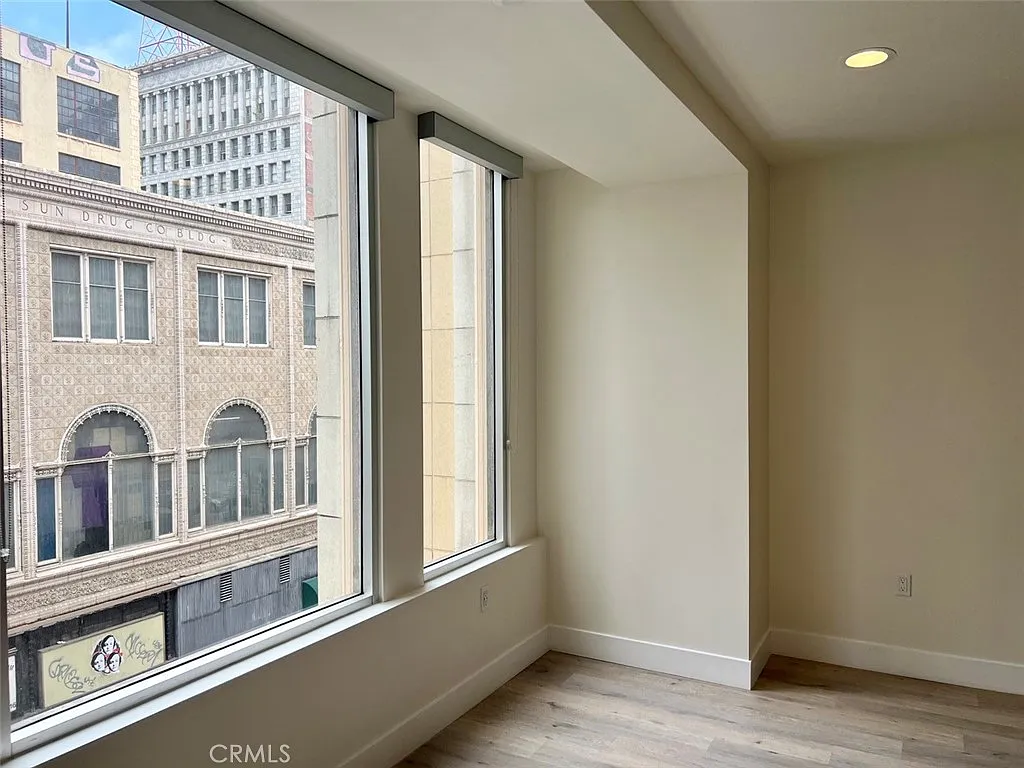 314 W 6th St — Photo 4