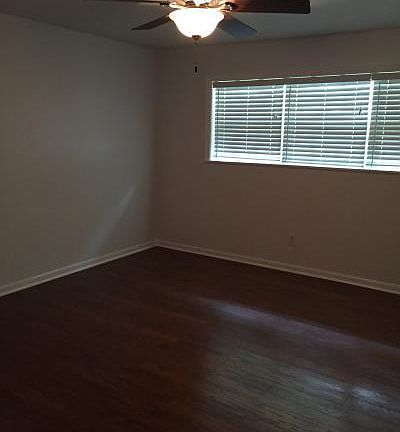 3rd image of 812 Kenwood Ln