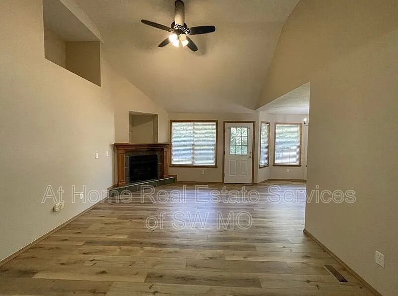 3 bed, 2.0 bath, 1602 sqft, $1,680 — Photo 2