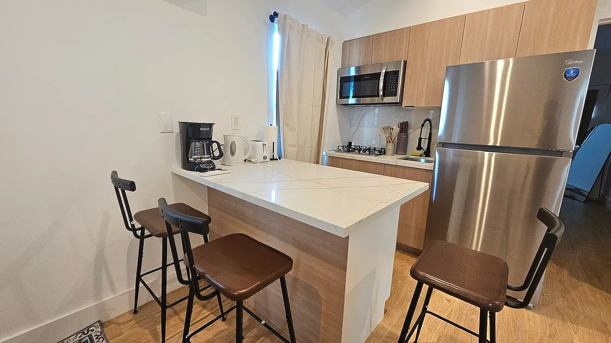 1 bed, 350 sqft, $2,100 — Photo 2