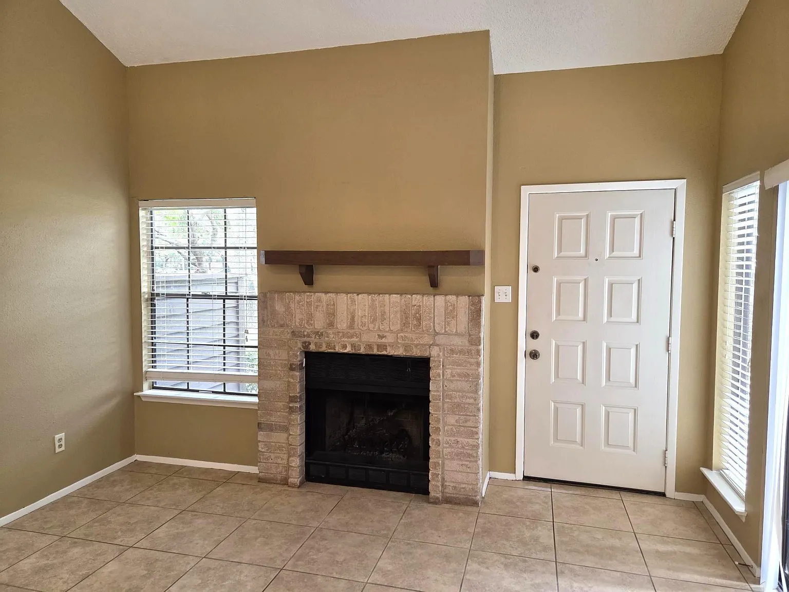 2 bed, 2.0 bath, 1274 sqft, $1,900 — Photo 3