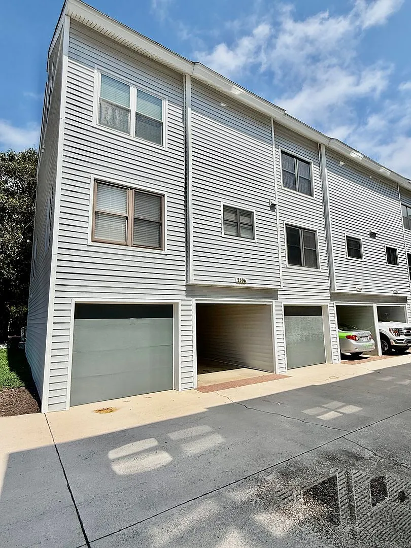 3BD/2.5 Bath End Unit Condo One Block from the Bay in Ocean Park! Views of the Bay from Third Floor! — Photo 1