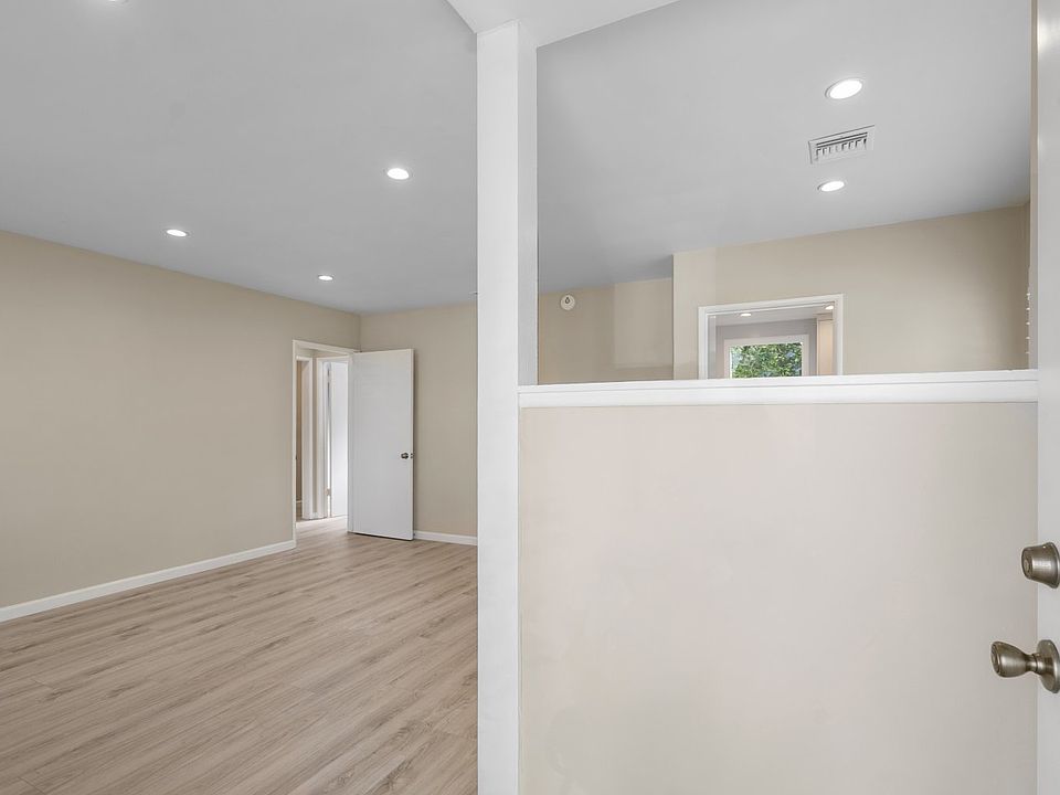 1st image of 3030 N Buena Vista St