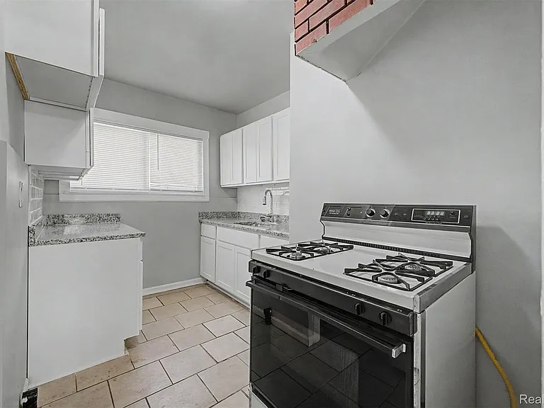 1301 E Muir Ave — Photo 14