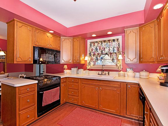 3rd image of 1427 Cambridge Dr