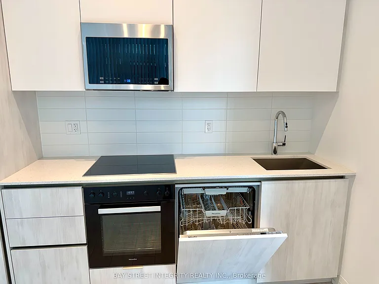 400 King St W #922 — Photo 5