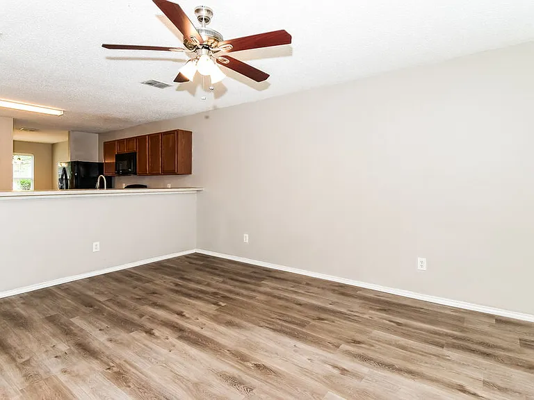 1112 Alexandria Dr — Photo 6