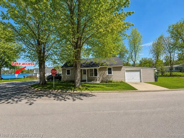 300 Georgia Dr, Lapeer, MI 48446