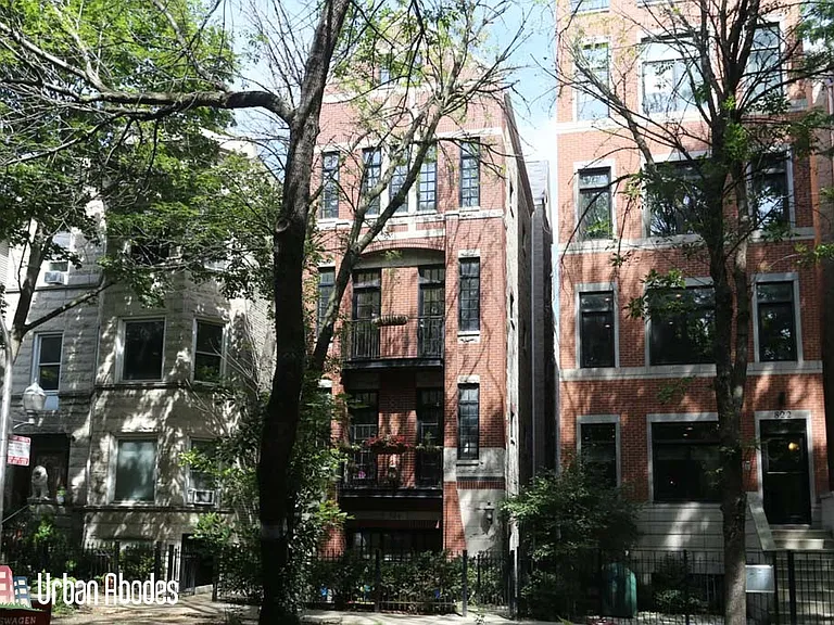 824 W Buckingham Pl #1 — Photo 1