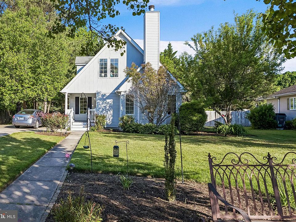 1st image of 819 Chapel Farm Dr