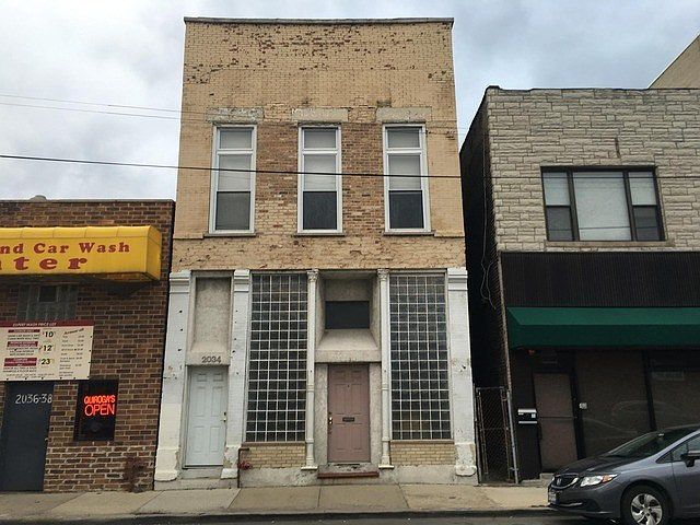 1st image of 2034 W Grand Ave