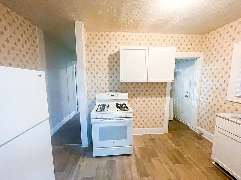 710-712 N Bosart Ave — Photo 17