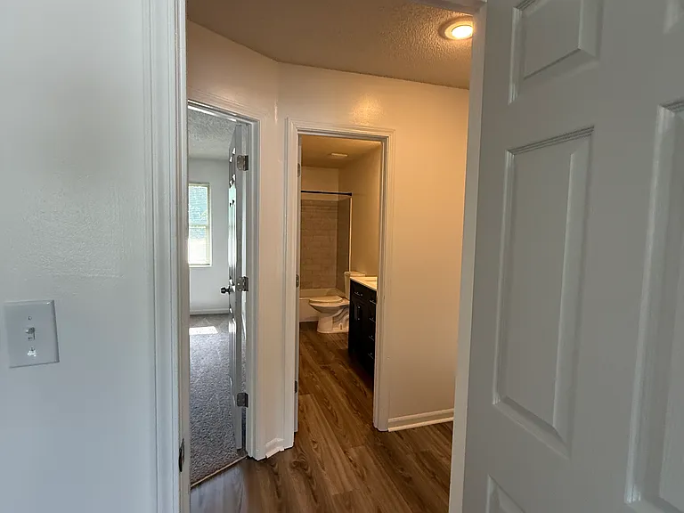 909 SW 19th St #D — Photo 11