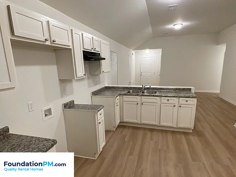 5 E Byfield Dr — Photo 4