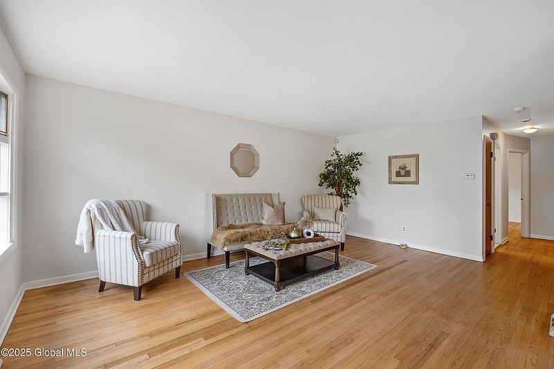 3rd image of 39 Hillcrest Avenue
