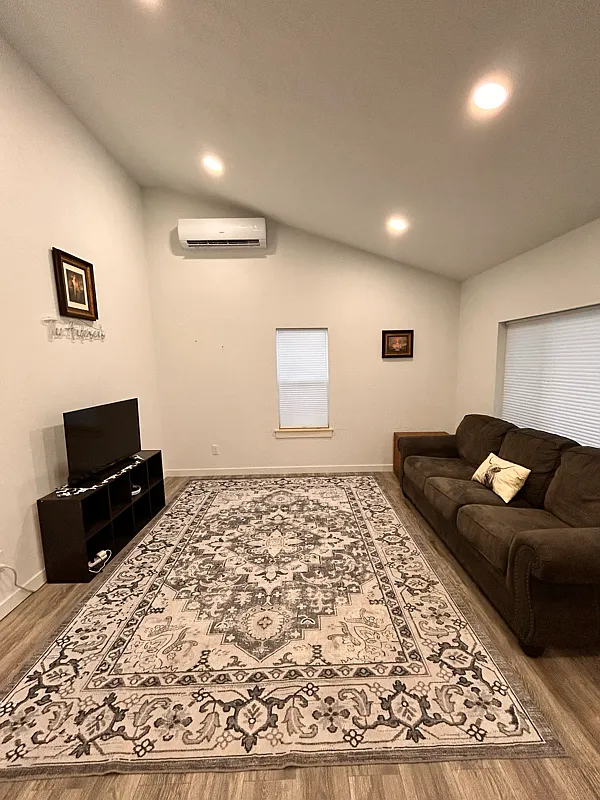 Farm Style Single Family home with a large back yard — Photo 4