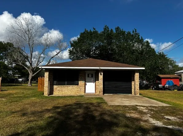 122 Rosa St, Edna, TX 77957