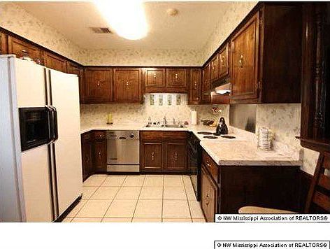 4th image of 703 Valley Springs Dr