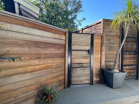 4th image of 7022 De Longpre Ave #7022