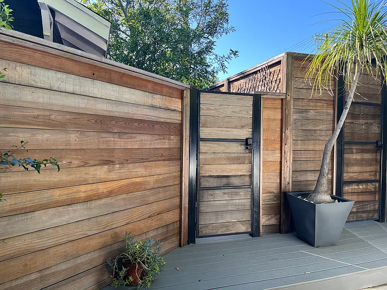 7022 De Longpre Ave #7022 — Photo 4