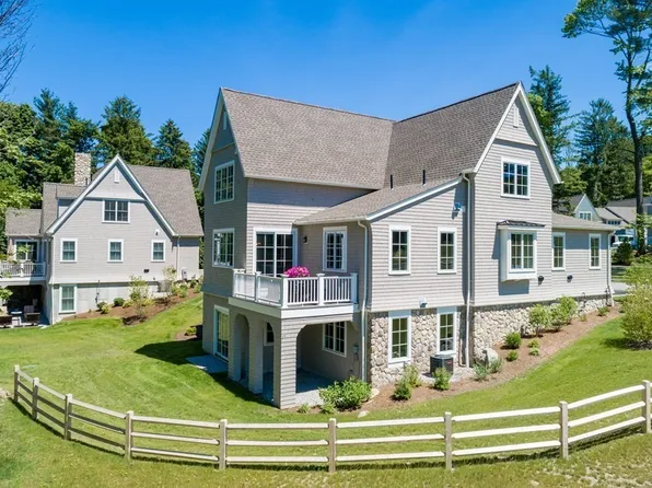 39 Wolcott Woods Ln #39, Milton, MA 02186