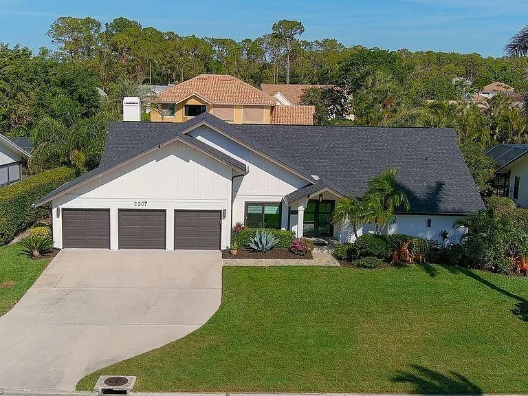 2307 Queens Way — Photo 36