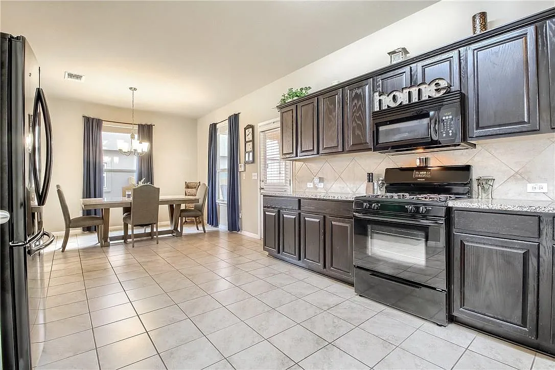 3 bed, 2.5 bath, 1856 sqft, $1,900 — Photo 3