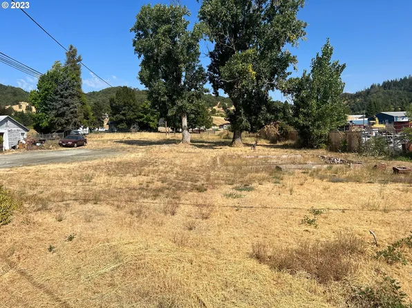 1370 N Old Pacific Hwy, Myrtle Creek, OR 97457