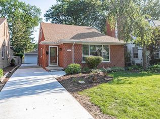 1497 Roslyn Rd, Grosse Pointe Woods, MI 48236