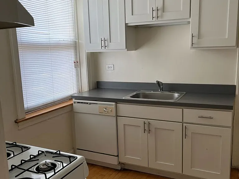 4811 N Ashland Ave — Photo 2