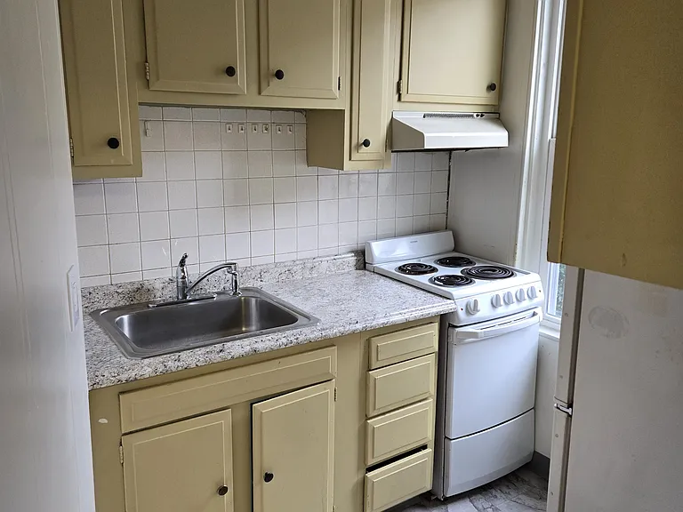 1021 W Broad St — Photo 4