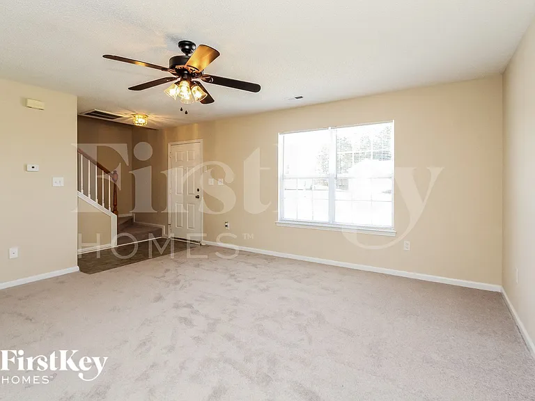 802 Almora Dr — Photo 4