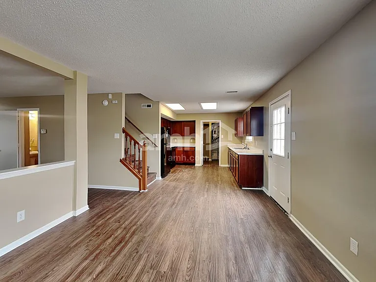5627 N Plymouth Ct — Photo 4