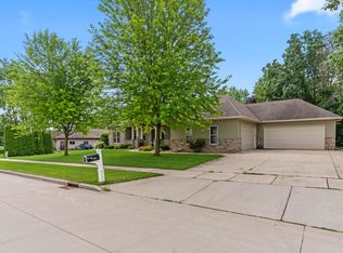 1055 Zacher Dr, Oshkosh, WI 54901
