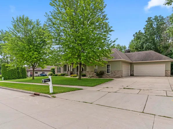 1055 Zacher Dr, Oshkosh, WI 54901