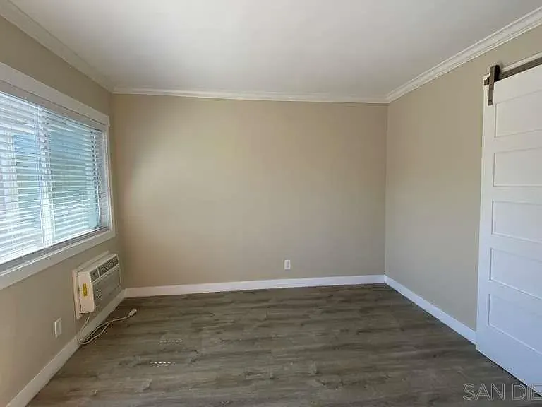279 S Mollison Ave — Photo 3