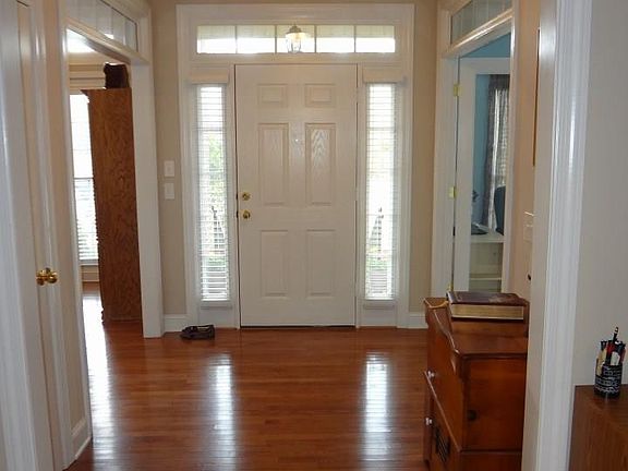 4th image of 141 Redcliffe Dr