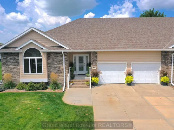 420 Rosewood Cir, Grand Island, NE 68803