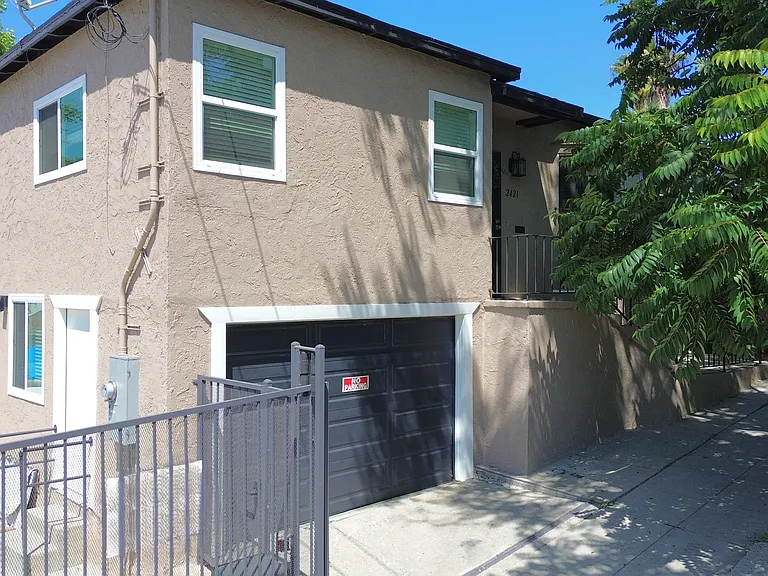 2421 Alcazar St — Photo 36