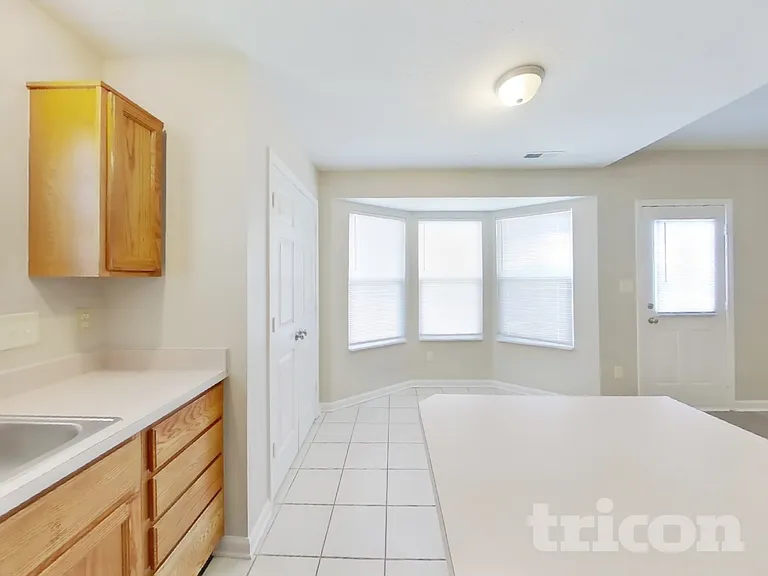 477 Yorktown Ln — Photo 5