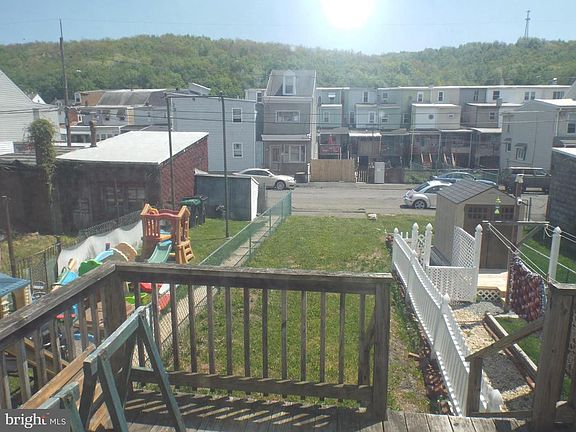 5th image of 832 E Centre St