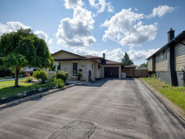 8086 Paddock Trail Dr, Niagara Falls, ON L2H 1X3