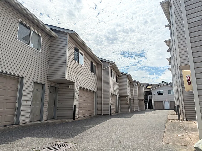 Rowan Grove Apts — Photo 9