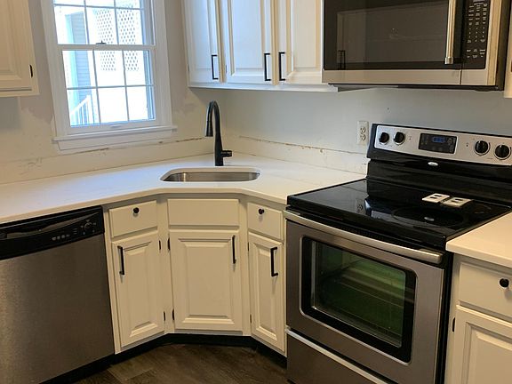 Kitchen - note there is a backsplash now