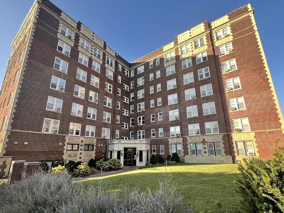 The Lindell Park has seven stories, with steps and an elevator.