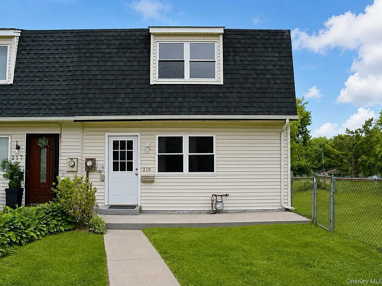 219 Chrystal Dr — Photo 1