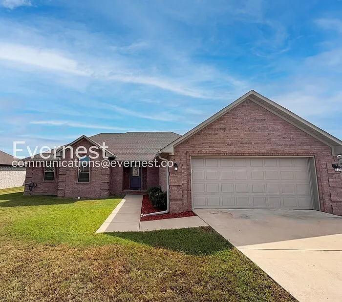 4 bed, 2.0 bath, 1700 sqft, $2,095 — Photo 1