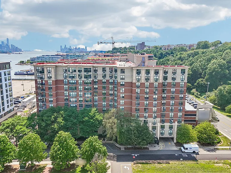 Riverbend At Port Imperial — Photo 6