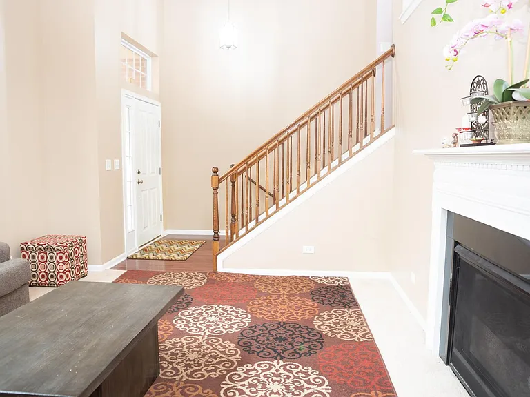 506 Grosvenor Ln — Photo 4