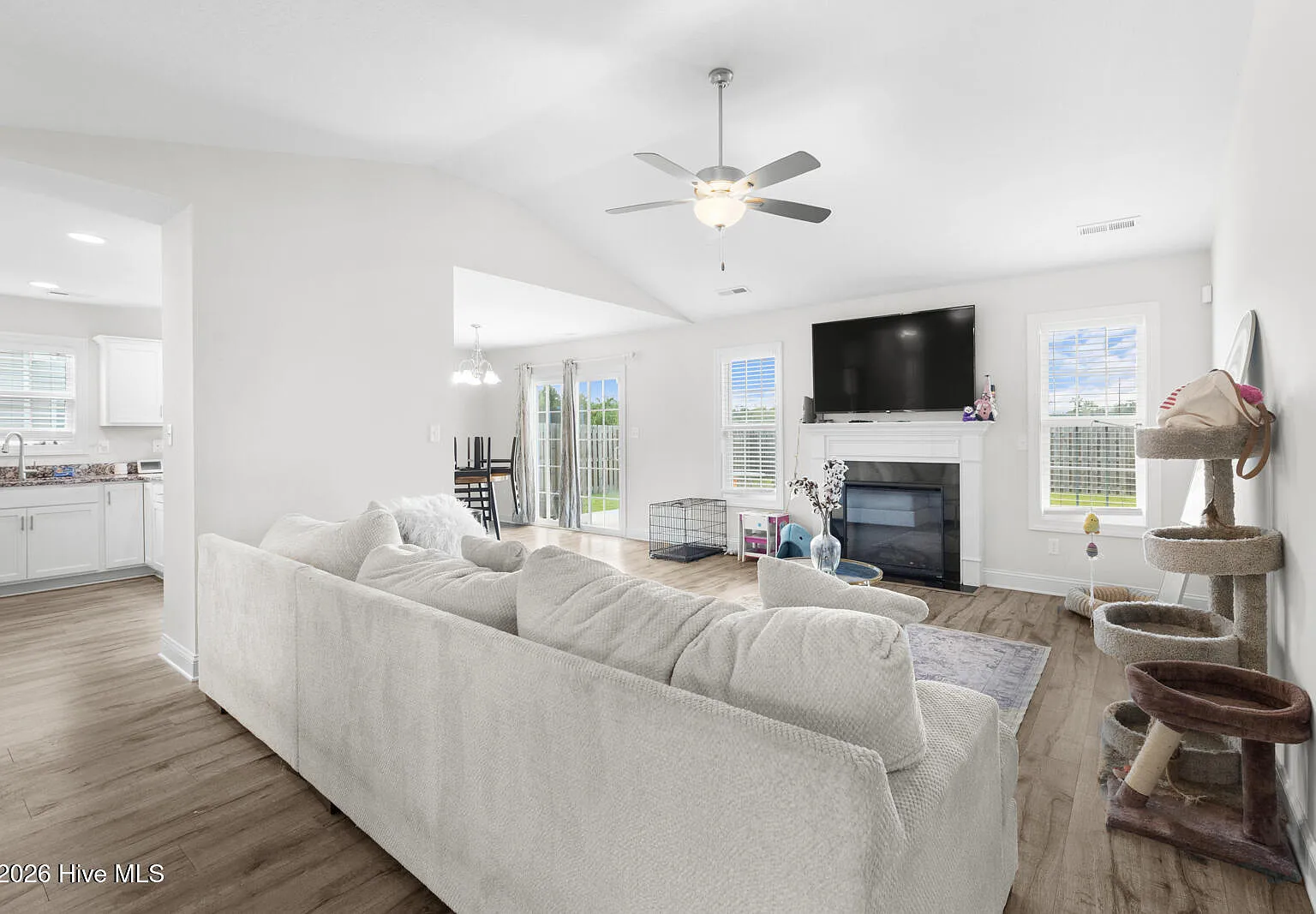 3 bed, 2.0 bath, $2,150 — Photo 2